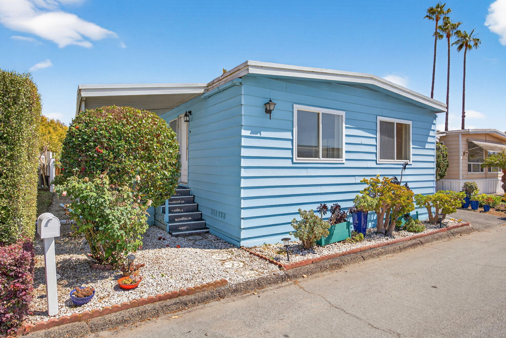 1-web-or-mls-Upmarketmedia_5750Via-002