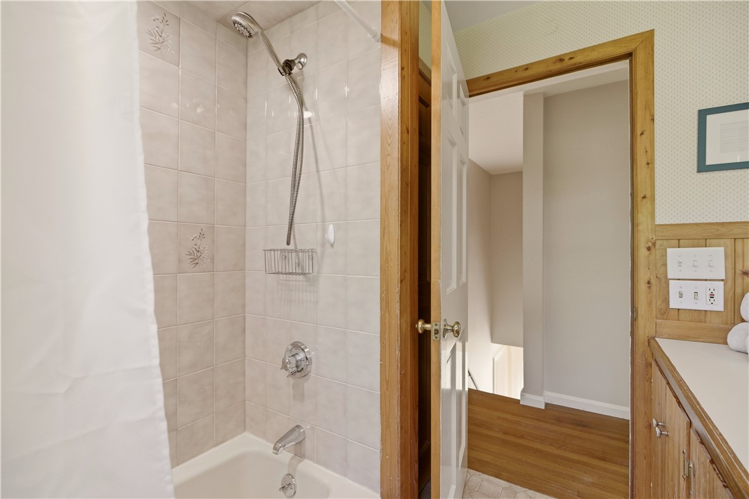 5 Heritage Road Bristol, RI 02809 - Photo 35 of 50 Second Floor Full Bath