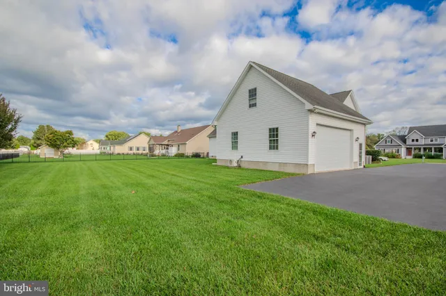 a view of a house with backyard and garden