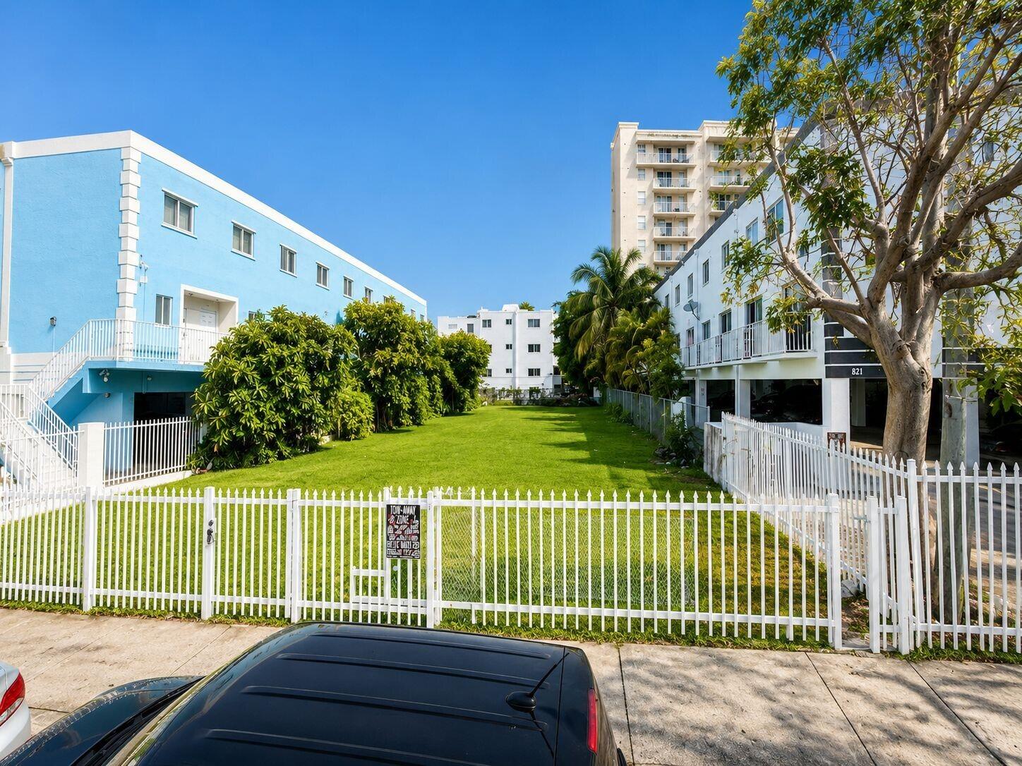 829 Southwest 2nd Street Miami, FL 33130 - Photo 2 of 4 a house view with a garden