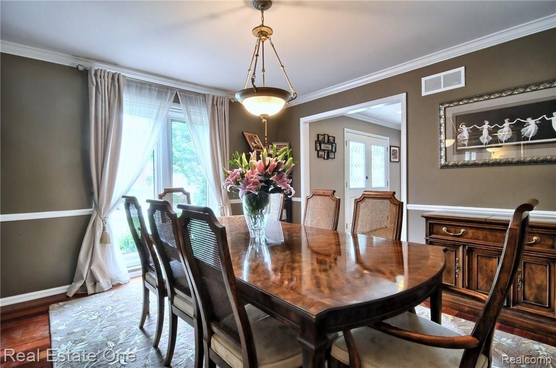 1836 Jason Circle Rochester, MI 48306 - Photo 26 of 45 Oversized Dining Room w/crown & chair moulding.