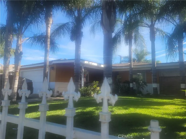 a view of backyard of the house