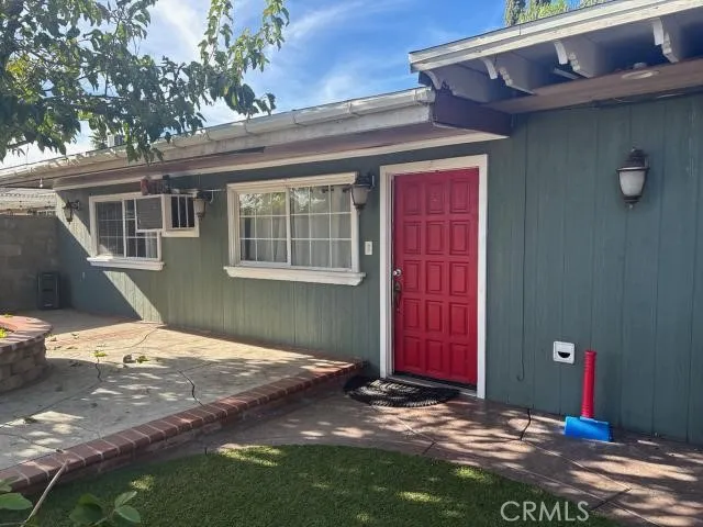 a view of backyard of the house