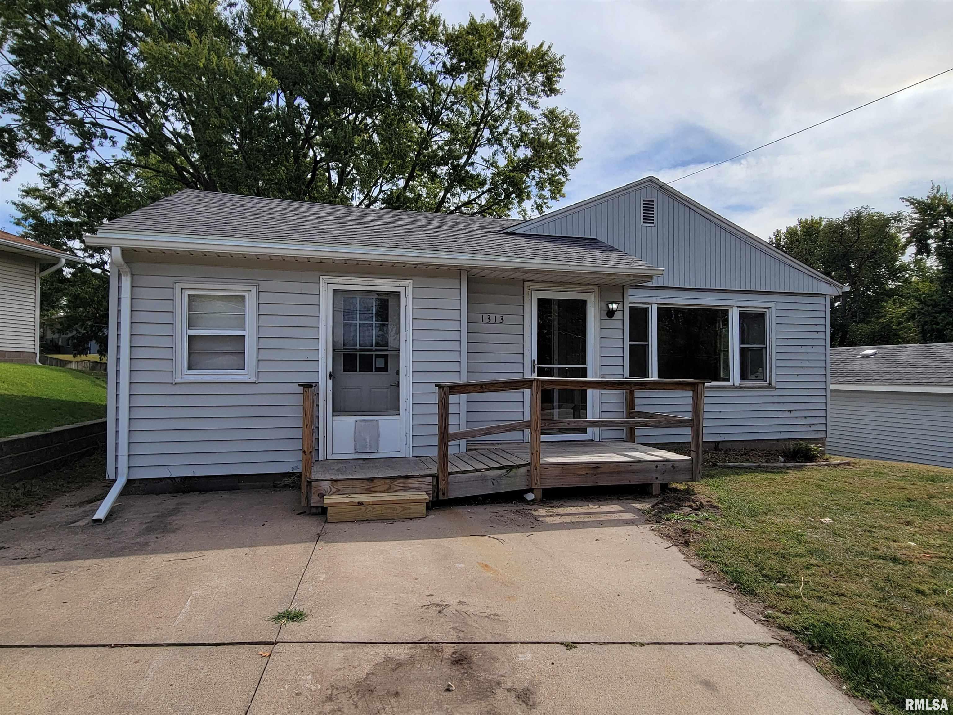 1313 Harrison Drive Clinton, IA 52732 - Photo 2 of 24