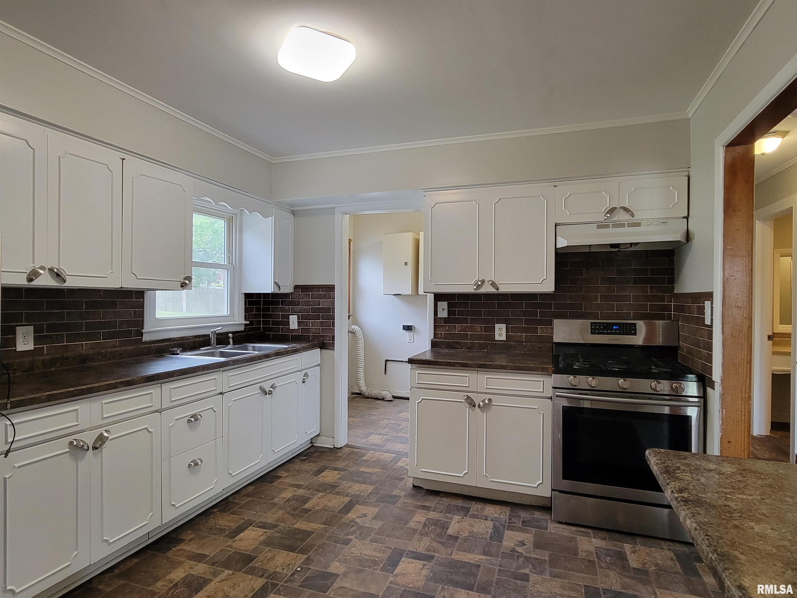 1313 Harrison Drive Clinton, IA 52732 - Photo 7 of 24