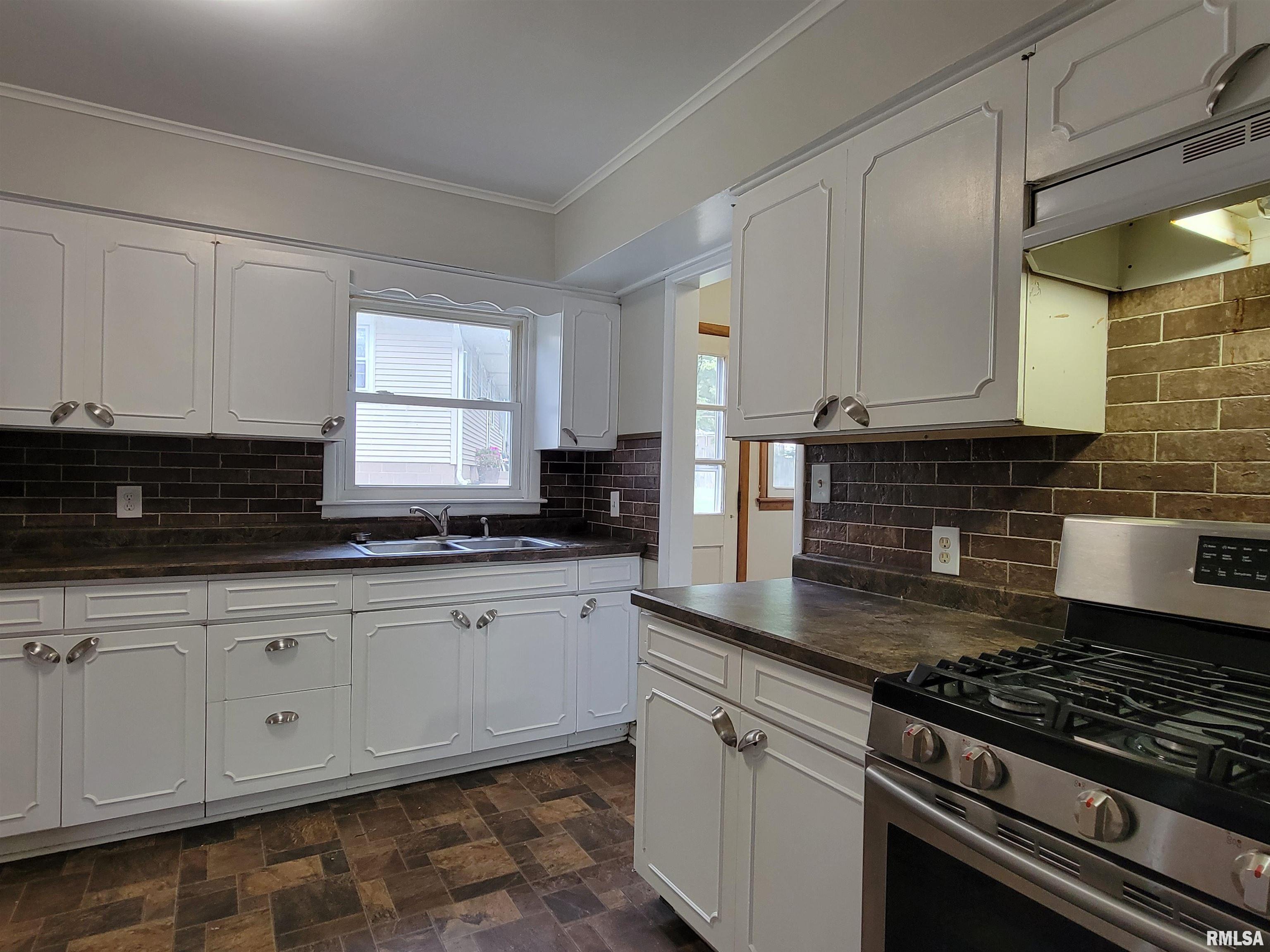 1313 Harrison Drive Clinton, IA 52732 - Photo 8 of 24