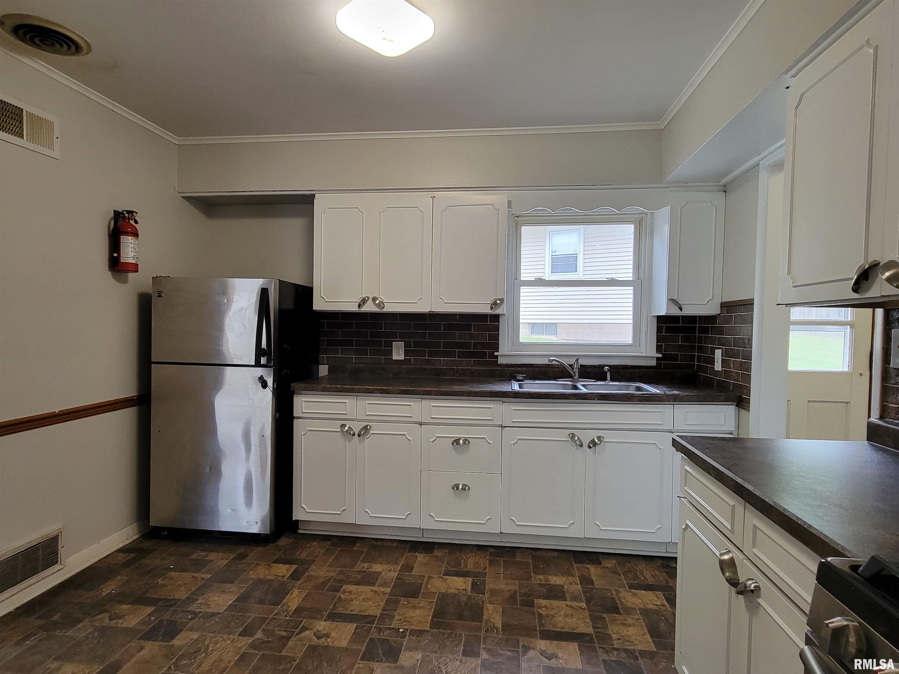 1313 Harrison Drive Clinton, IA 52732 - Photo 9 of 24