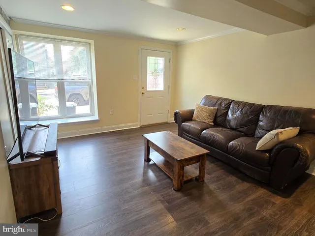 $2,500 | 105 Pensdale Street, Philadelphia, PA 19127