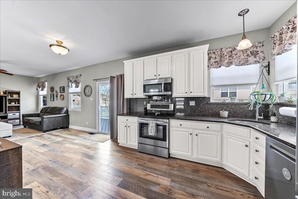 605 Barclay Circle Springfield, PA 19064 - Photo 16 of 30 Kitchen open to Family Room