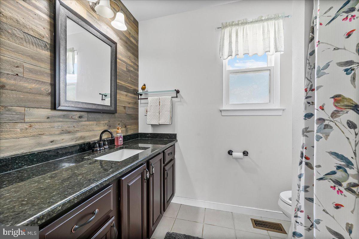 605 Barclay Circle Springfield, PA 19064 - Photo 25 of 30 Hall Bathroom