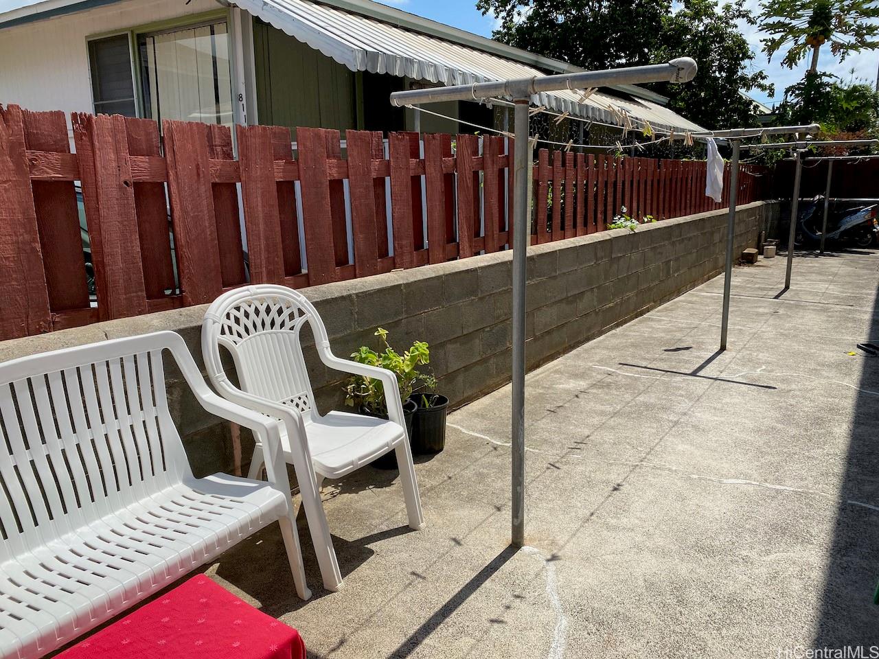 2810 Winam Avenue, Unit B Honolulu, HI 96816 - Photo 14 of 15 a view of a chairs with wooden fence