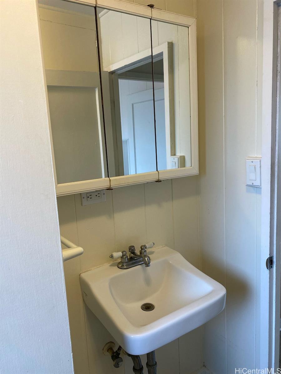 2810 Winam Avenue, Unit B Honolulu, HI 96816 - Photo 6 of 15 a bathroom with a sink and mirror