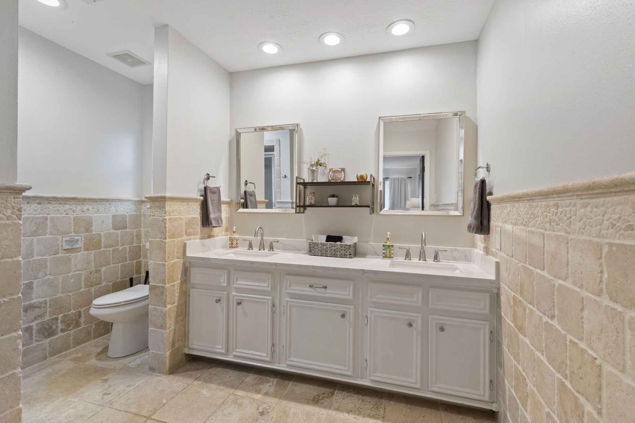 623 Hickory Ridge Drive Shenandoah, TX 77381 - Photo 20 of 26 The primary bath has been updated since this photo with new cabinets and drawers
