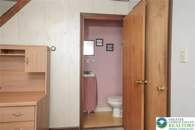 a bathroom with a toilet