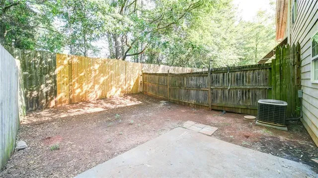 a view of a backyard