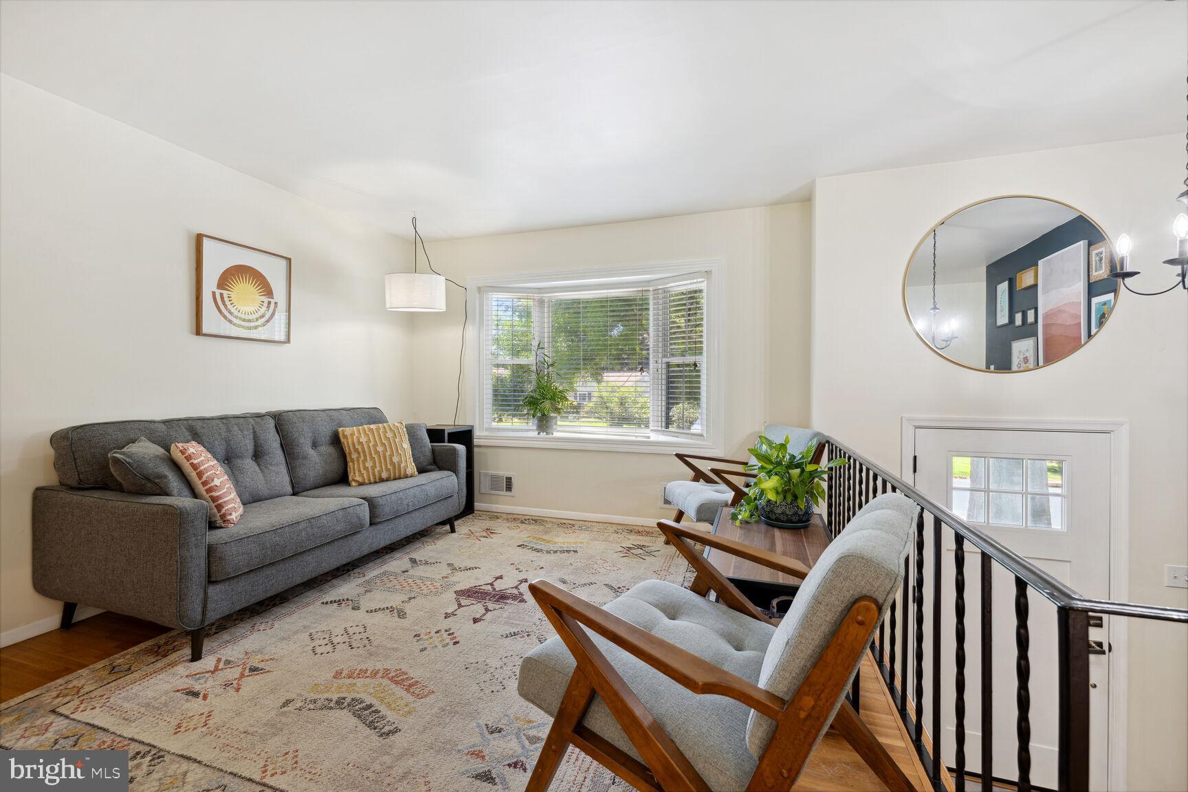 240 Rolling Road Gaithersburg, MD 20877 - Photo 4 of 20 Living Room