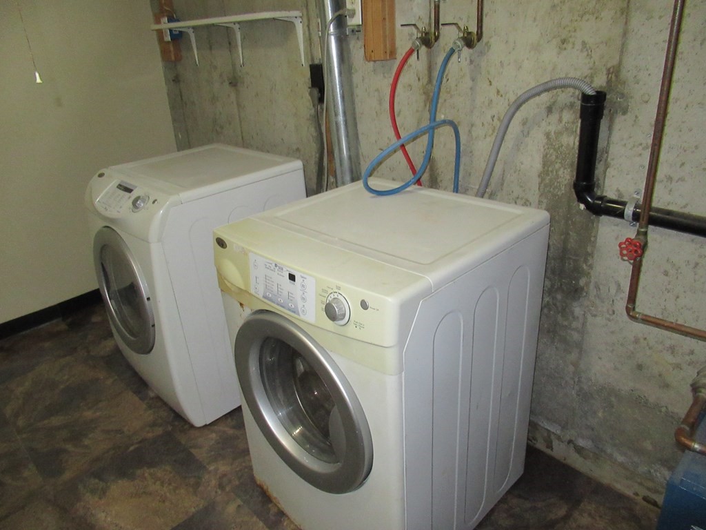 30 Clayton Street, Unit E Springfield, MA 01107 - Photo 26 of 27 a utility room with dryer and washer