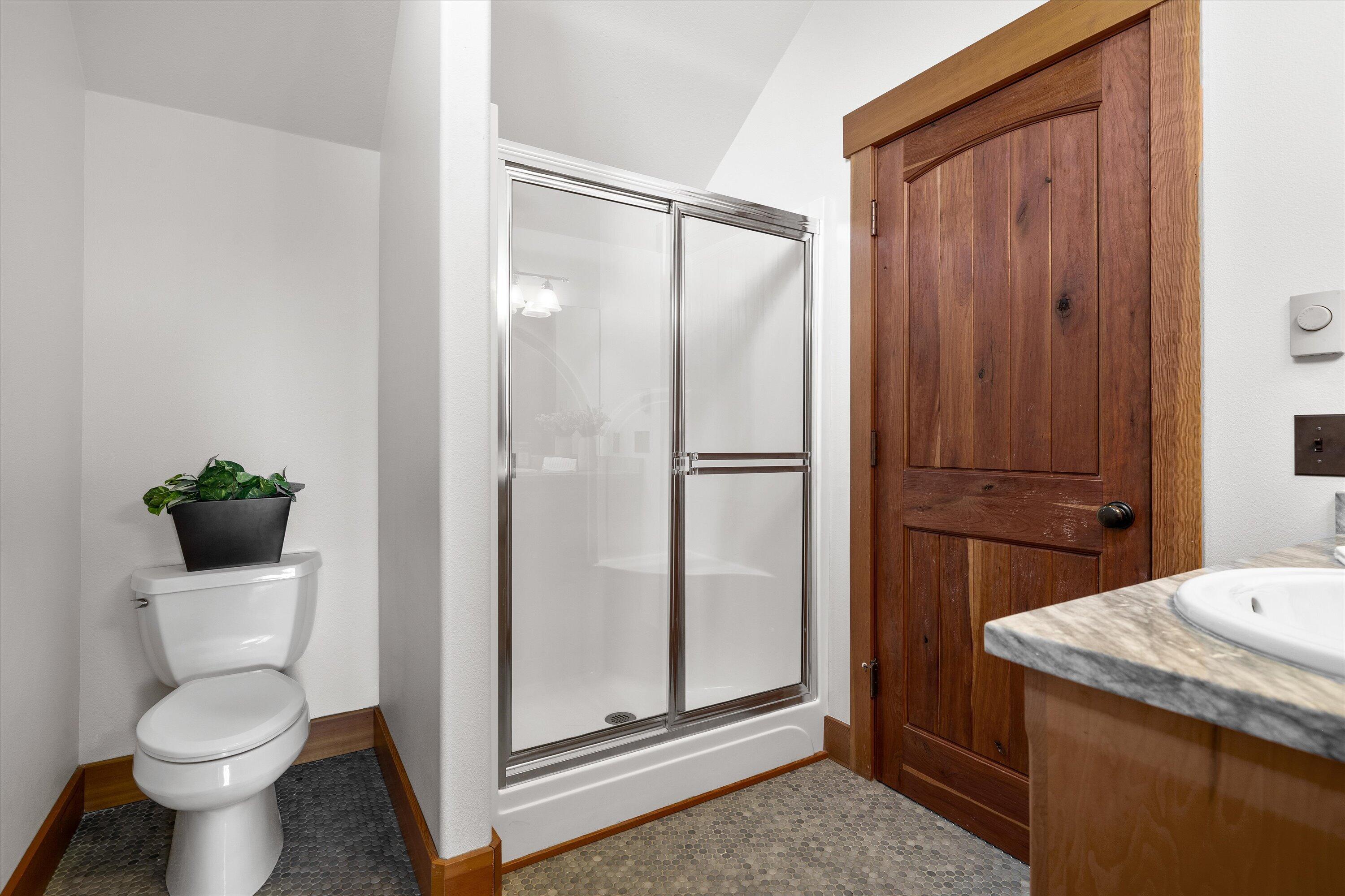 64155 Hunnell Road Bend, OR 97703 - Photo 52 of 96 Upstairs full bath.