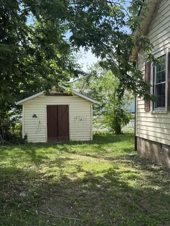 a view of a backyard