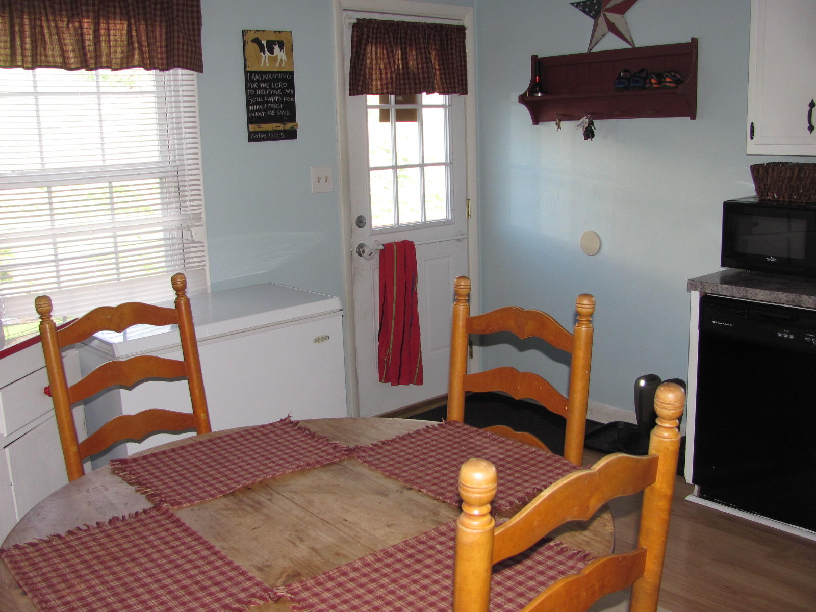 731 Mountain Pass Road Blue Ridge, VA 24064 - Photo 5 of 25 Breakfast Area to Side Entry