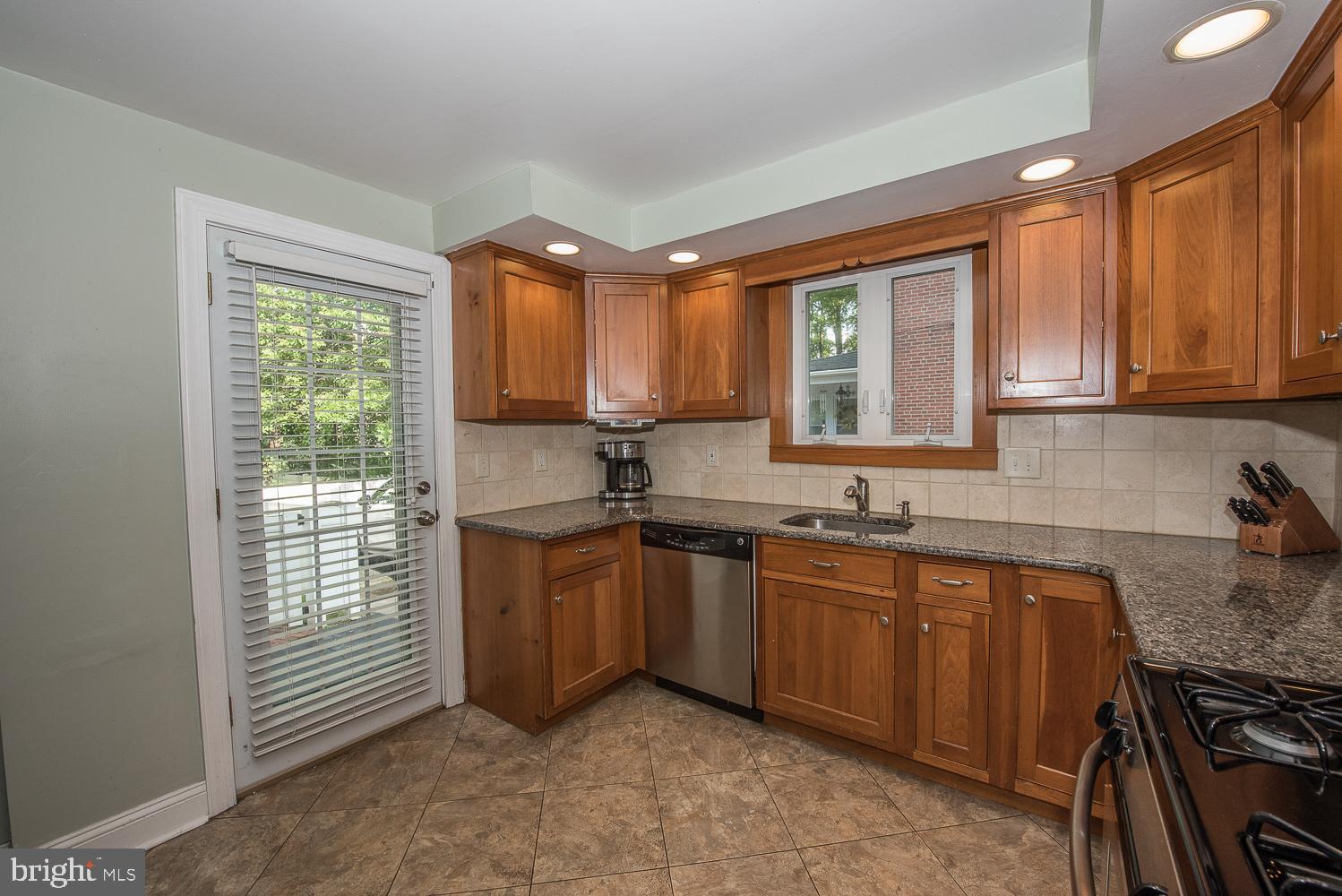 247 Rambling Way Springfield, PA 19064 - Photo 6 of 30 Kitchen