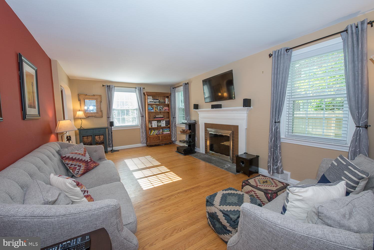 247 Rambling Way Springfield, PA 19064 - Photo 8 of 30 Living Room