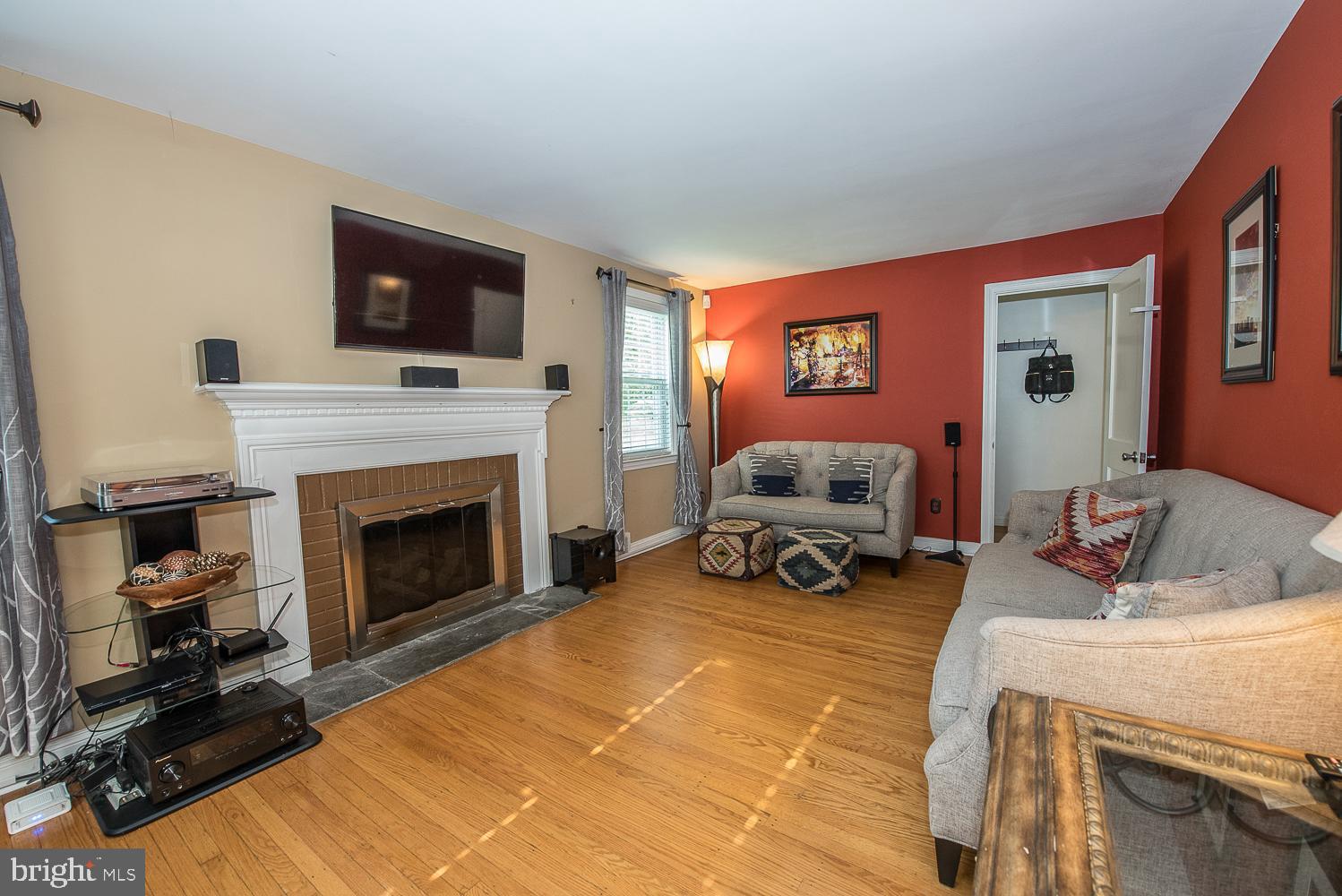 247 Rambling Way Springfield, PA 19064 - Photo 10 of 30 Living Room