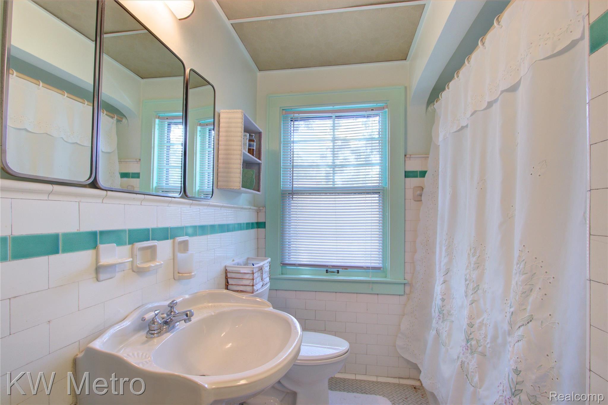 19545 Roslyn Road Detroit, MI 48221 - Photo 23 of 40 19545 Roslyn Rd. 24