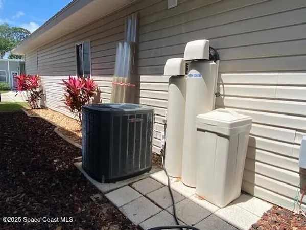 a front view of house with yard
