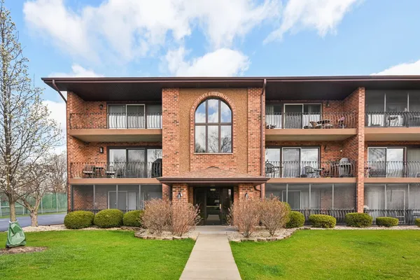 $240,000 | 8218 Cobblestone Drive, Unit 3D, Palos Hills, IL 60465