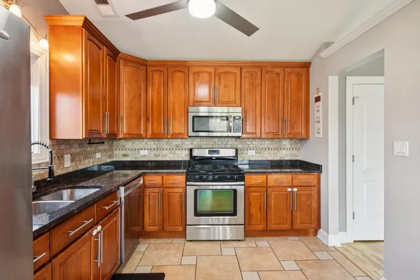 $240,000 | 8218 Cobblestone Drive, Unit 3D, Palos Hills, IL 60465