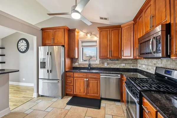 $240,000 | 8218 Cobblestone Drive, Unit 3D, Palos Hills, IL 60465