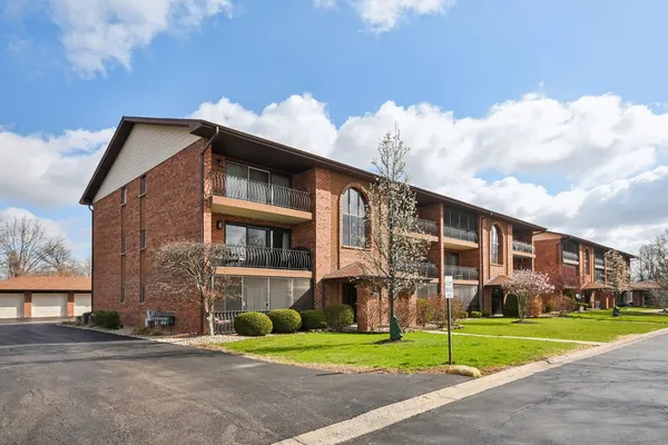 $240,000 | 8218 Cobblestone Drive, Unit 3D, Palos Hills, IL 60465