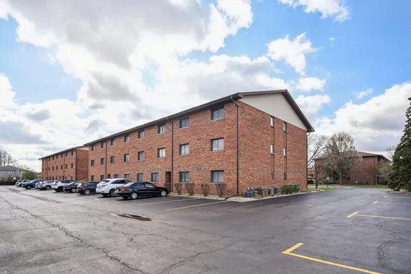 $240,000 | 8218 Cobblestone Drive, Unit 3D, Palos Hills, IL 60465