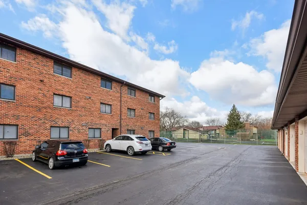 $240,000 | 8218 Cobblestone Drive, Unit 3D, Palos Hills, IL 60465