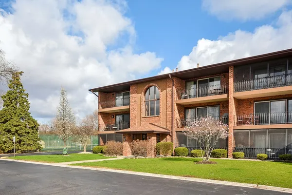 $240,000 | 8218 Cobblestone Drive, Unit 3D, Palos Hills, IL 60465