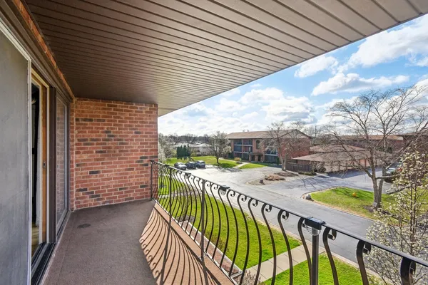 $240,000 | 8218 Cobblestone Drive, Unit 3D, Palos Hills, IL 60465