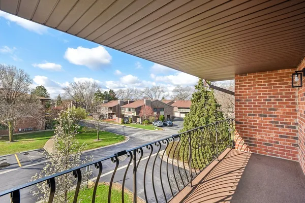 $240,000 | 8218 Cobblestone Drive, Unit 3D, Palos Hills, IL 60465
