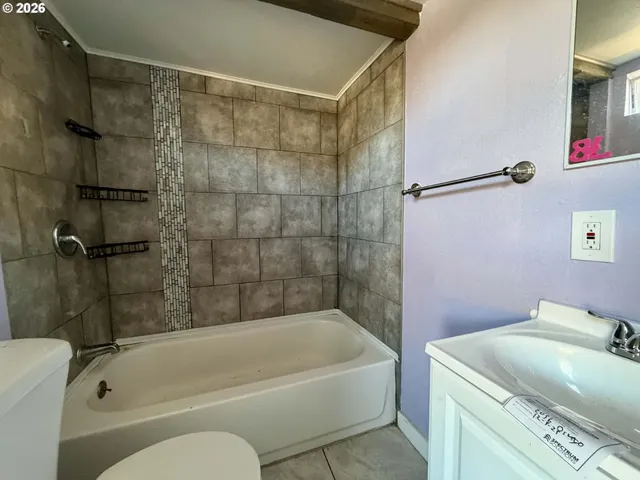 $287,000 | 2056 Northeast Oswego Avenue, Roseburg, OR 97470