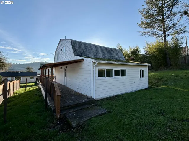 $287,000 | 2056 Northeast Oswego Avenue, Roseburg, OR 97470