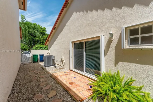 $4,950 | 10635 Northwest 54th Street, Doral, FL 33178