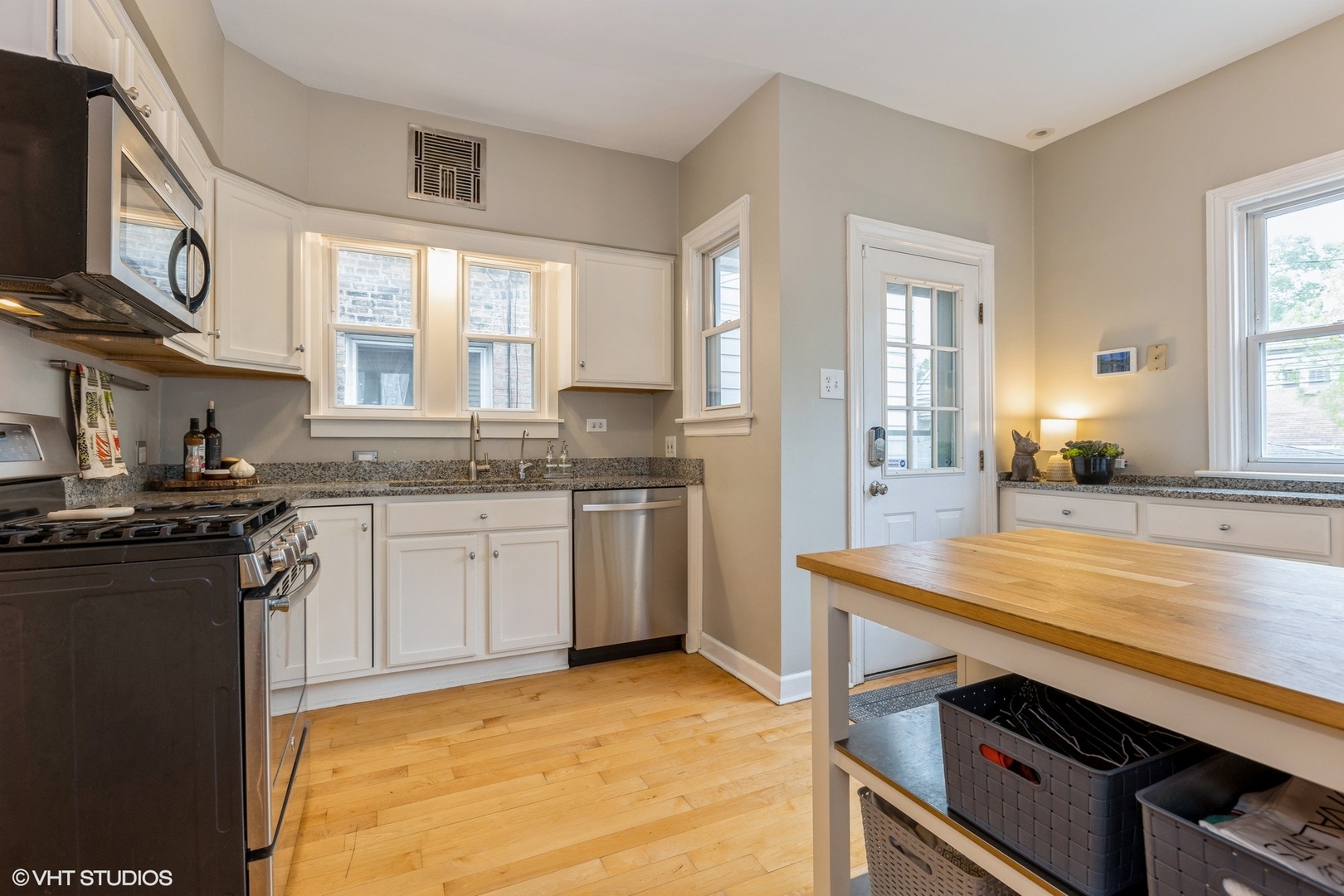 4039 North Harding Avenue Chicago, IL 60618 - Photo 11 of 30