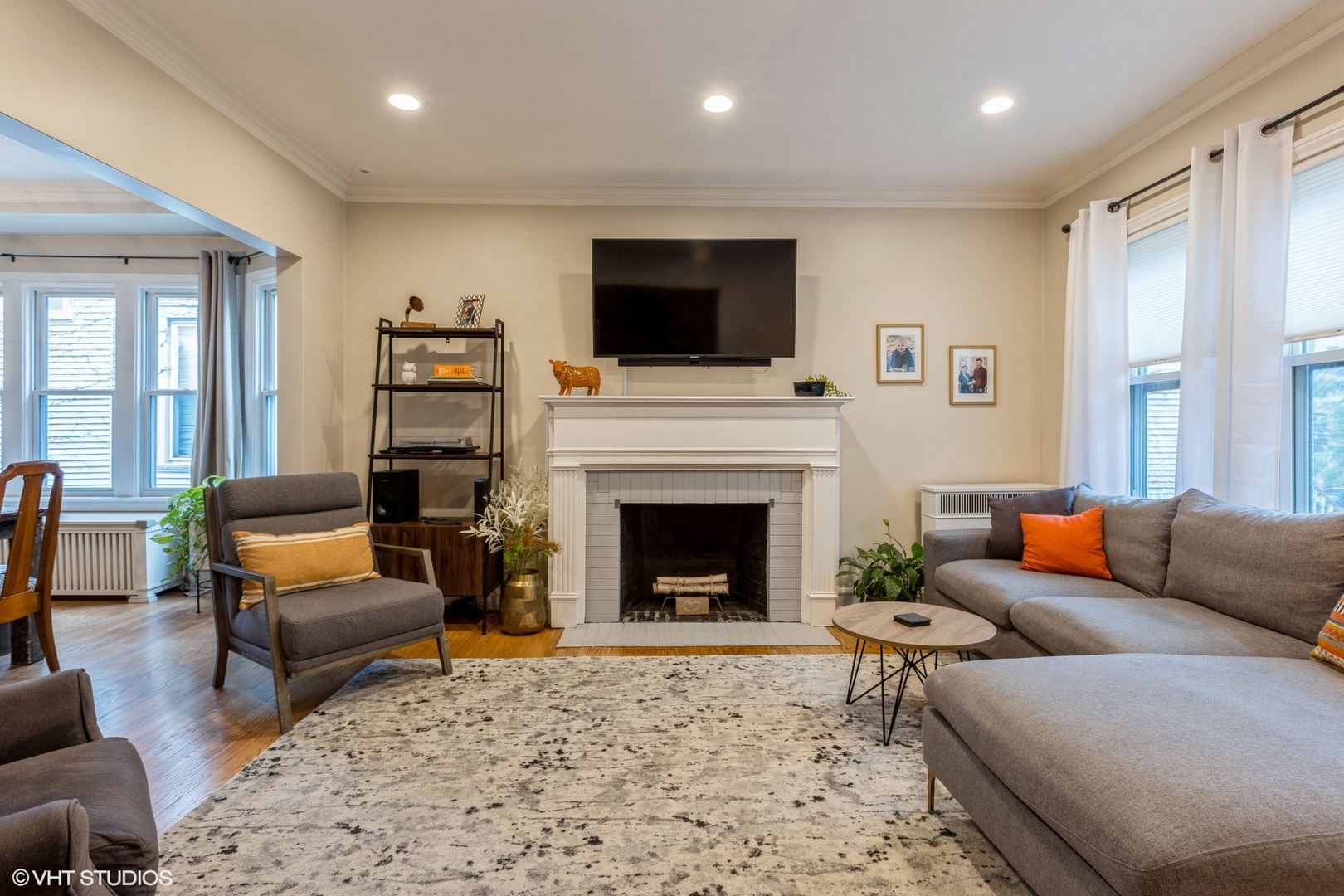 4039 North Harding Avenue Chicago, IL 60618 - Photo 3 of 30