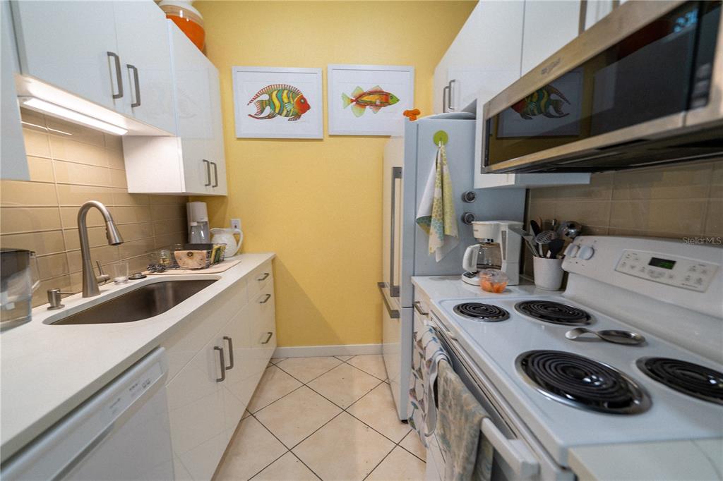 335 Bobby Jones Road, Unit 335 Sarasota, FL 34232 - Photo 7 of 14