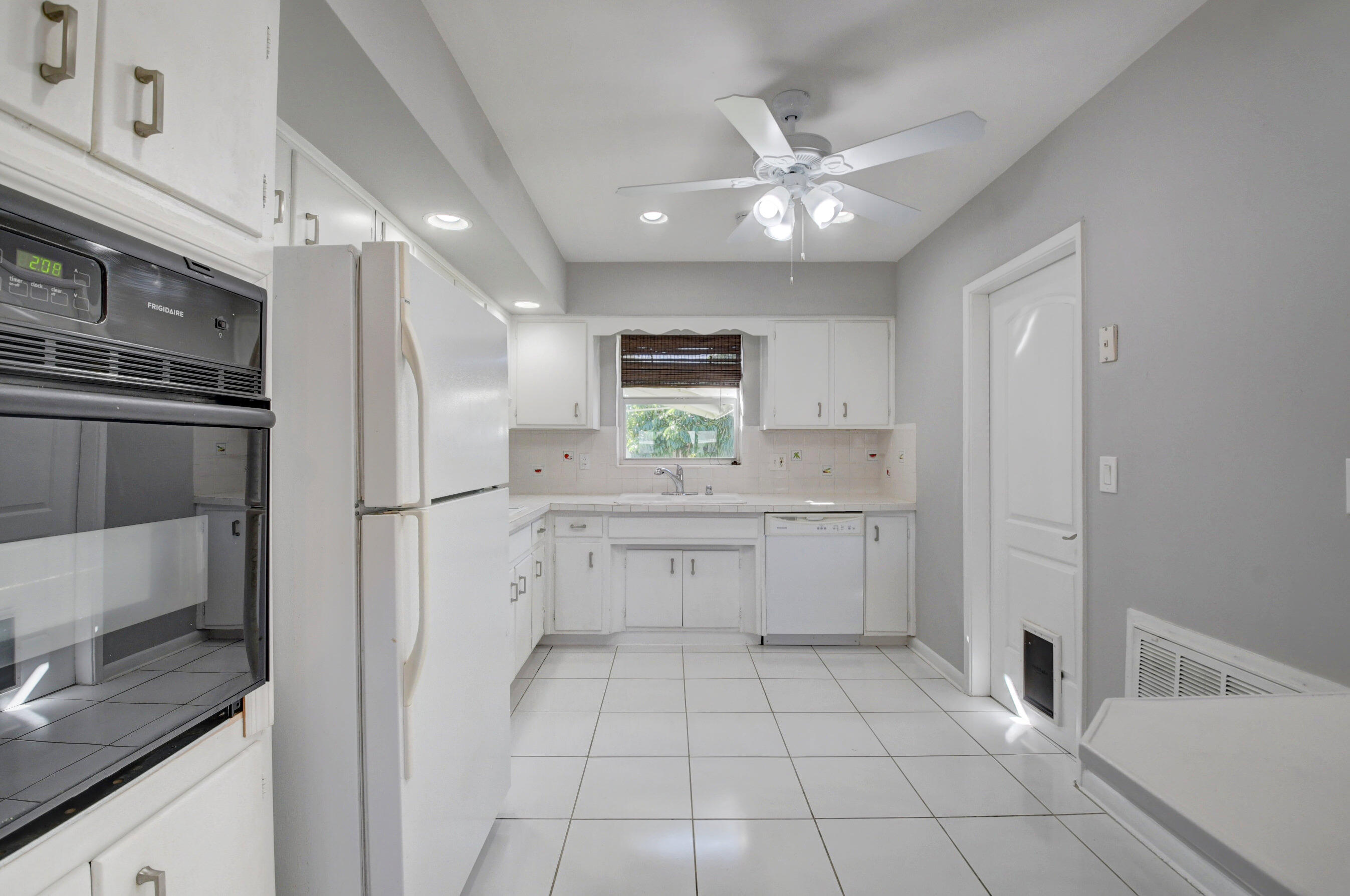 450 Northeast 33rd Street Boca Raton, FL 33431 - Photo 8 of 15 Kitchen