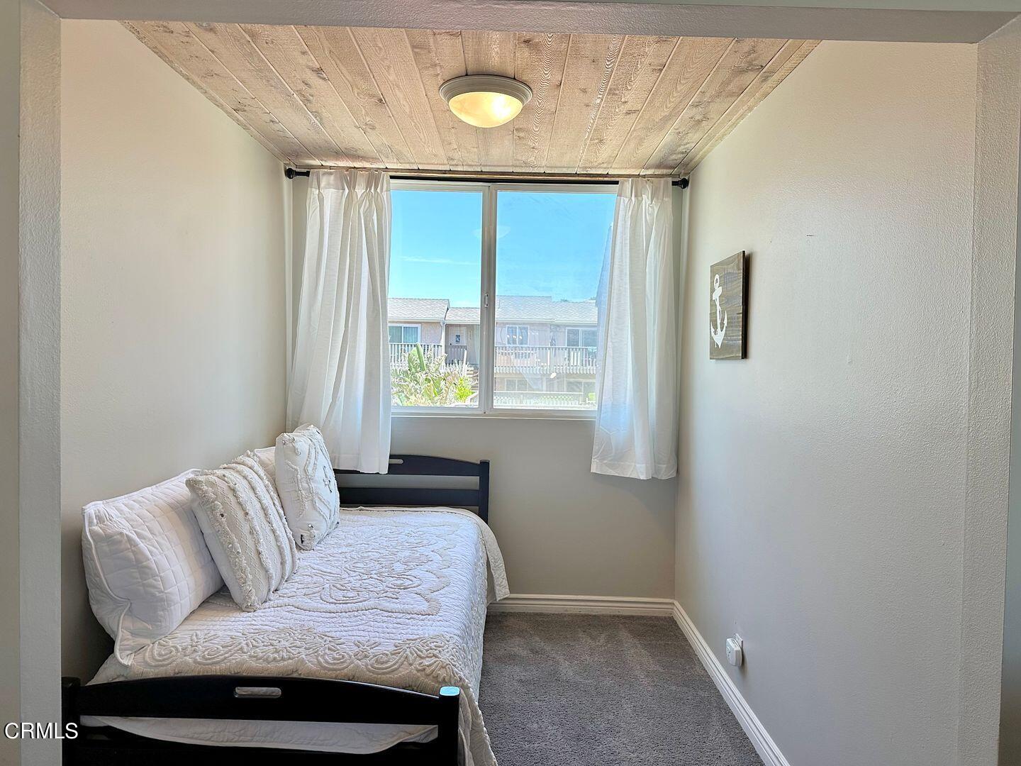 1364 Neptune Square Oxnard, CA 93035 - Photo 21 of 42 a living room with furniture and a window