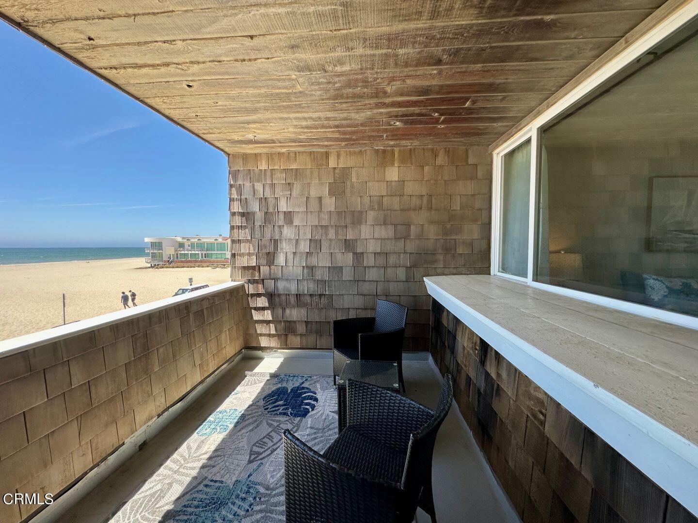 1364 Neptune Square Oxnard, CA 93035 - Photo 42 of 42 a bathroom with a sink and a bathtub