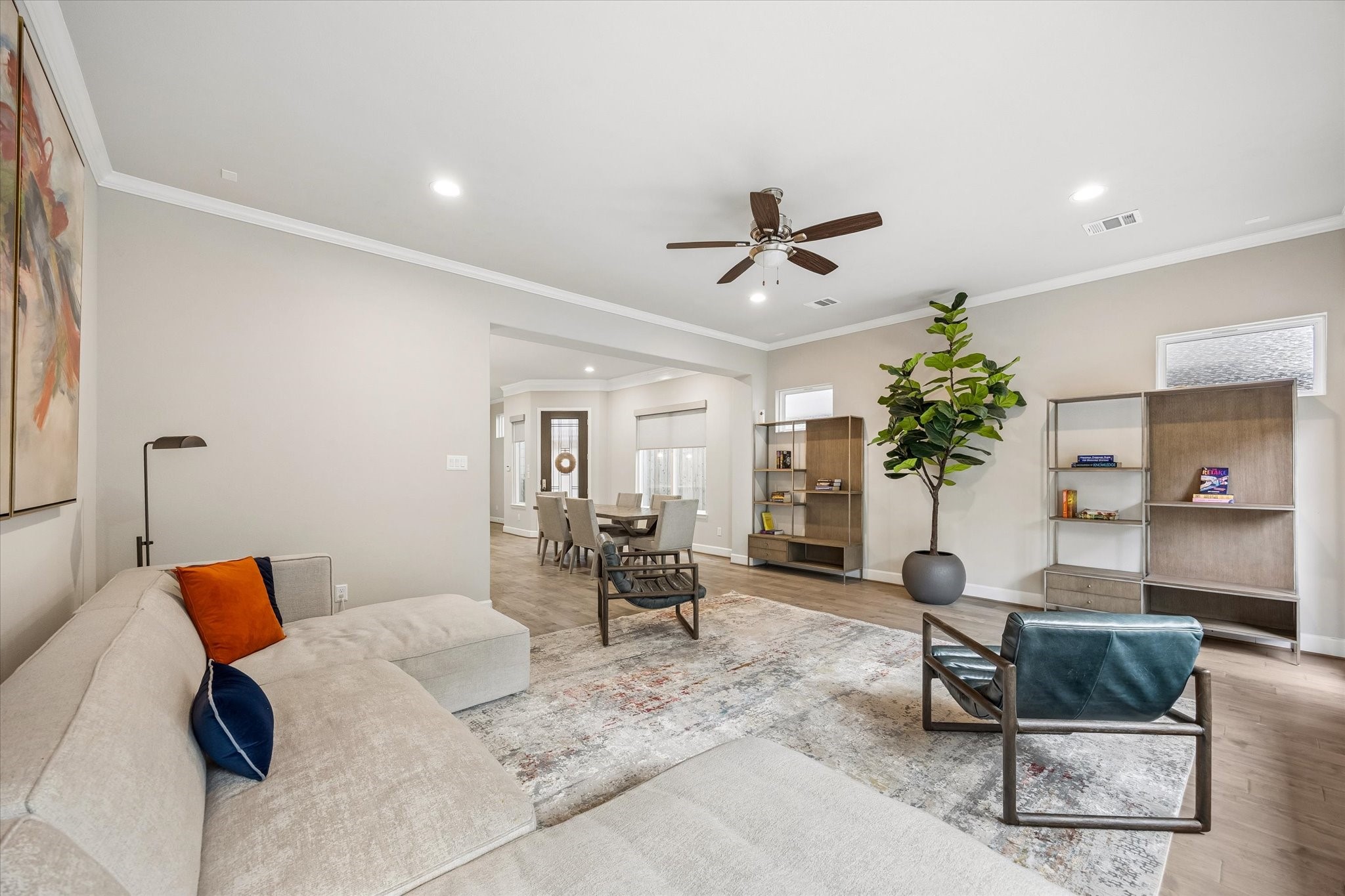 809 Malone Street Houston, TX 77007 - Photo 14 of 26 Spacious living area with flexible seating and an open layout.