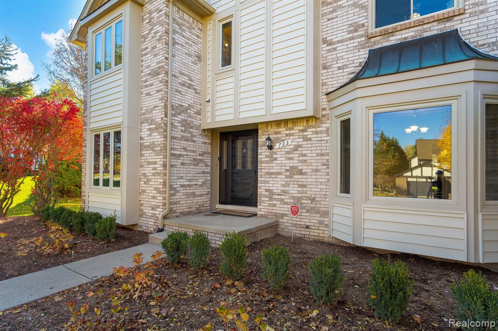 733 Timberline Drive Rochester Hills, MI 48309 - Photo 2 of 62