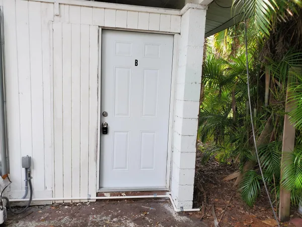 $1,200 | 819 West Las Olas Boulevard, Unit REAR B, Fort Lauderdale, FL 33312